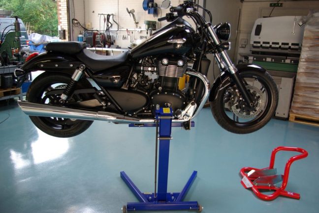 Lifting Triumph Thunderbird